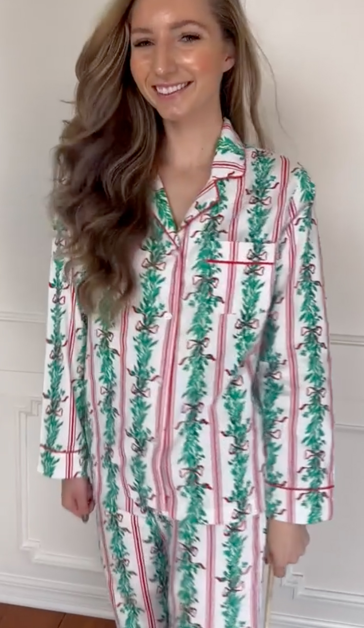 8 Oak Lane Women's Red Mistletoe Vine Classic Flannel Pajama Set